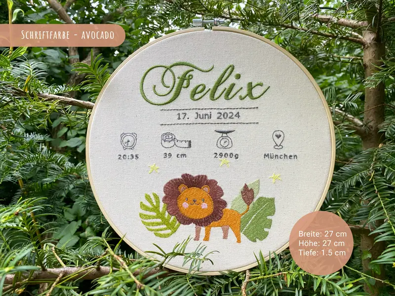 Personalisiertes Babygeschenk mit gesticktem Löwenmotiv