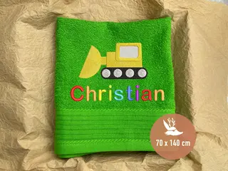 Grünes Handtuch mit gelbem Bagger-Stickmotiv und bunter Bestickung von HeldenFaden. Perfekt für Kinder und personalisierte Geschenke.
