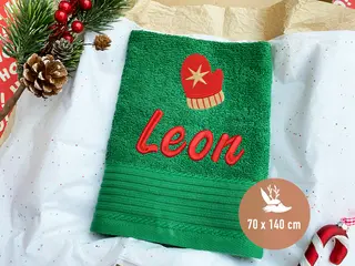 Grünes Handtuch mit Fäustling-Stickmotiv und personalisiertem roten Schriftzug von HeldenFaden. Perfekt für individuelle Geschenke.