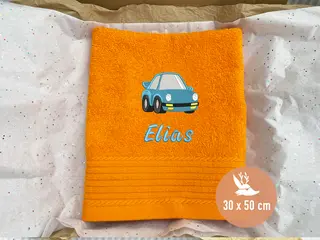 Oranges Handtuch (30x50 cm) mit blauem Auto-Stickmotiv und personalisierter blauer Schrift. Perfekt für individuelle Designs.