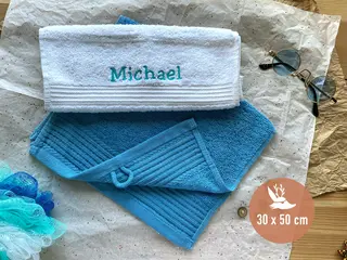 Weißes und blaues Handtuchset (30x50 cm) mit personalisiertem türkisem Schriftzug 'Michael'. Ideal für ein stilvolles Geschenk.