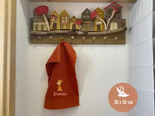 Handtuch in der Farbe Terra Spice (30x50 cm) mit einer niedlichen Giraffenstickerei und dem Namen 'Donna', hochwertig gestickt in passenden Farben. Eine ideale personalisierte Geschenkidee für Kinder.