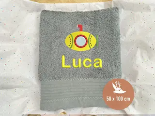 Graues Handtuch mit U-Boot-Stickmotiv und dem Namen „Luca“ in gelber Schrift. Hochwertiges, personalisiertes Handtuch (50x100 cm) von HeldenFaden.