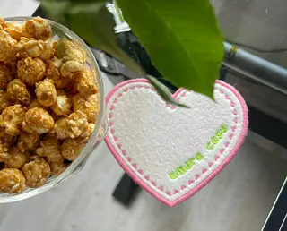 Filz Herz-Serviette mit individueller Stickerei Amore Casa als Tischdekoration