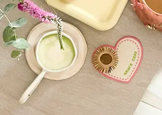 Handgemachte Filz Herz-Serviette mit rosa Rand und grünem Text Amore Casa personalisierbar