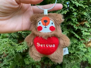 kuschelbär-beni-personalisierbares-herz-8x9cm