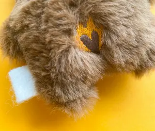 kuschelbär-beni-personalisierbares-herz-8x9cm