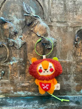 mini-loewe-regi-mit-stadtwappen-regensburg-9x10cm