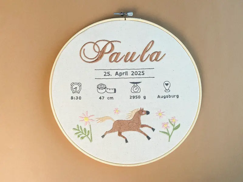 Personalisiertes Babygeschenk mit gesticktem Pferdemotiv