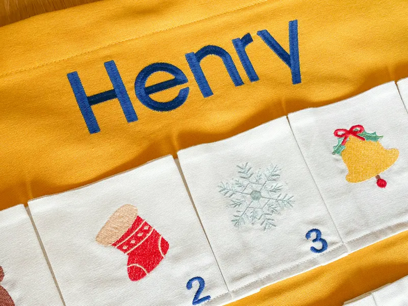 Personalisierbarer Adventskalender aus Stoff – mit Namen bestickt (60 x 90 cm)  
