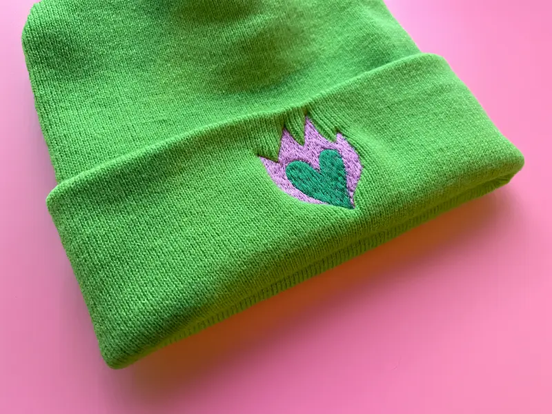 Beanie-Mütze mit exklusiver Flammenherz-Stickerei