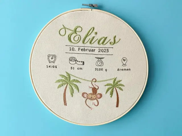 Personalisierte Geburtsstickerei mit süßem Affenmotiv