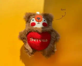 kuschelbär-beni-personalisierbares-herz-nfc-8x9cm