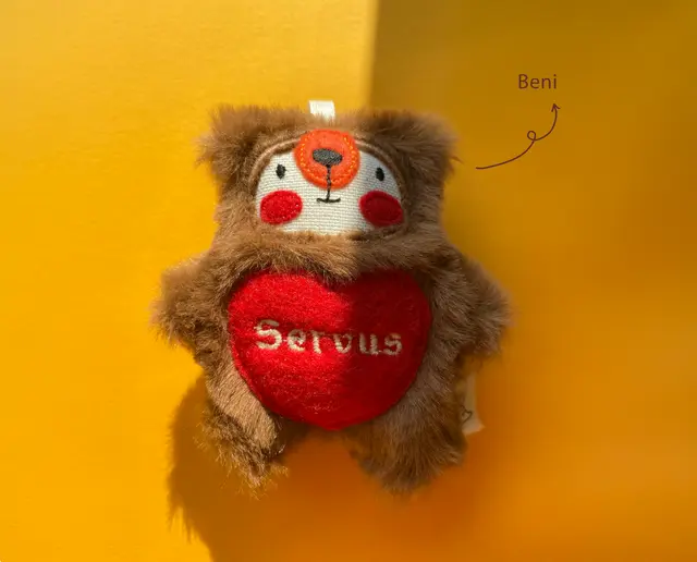 Kuschelbär „Beni“ mit Herz & NFC (8×9 cm) personalisierbar | HeldenFaden